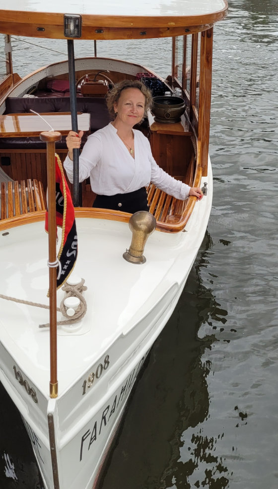 Captain Singer Miloe van bodegraven op salonboot