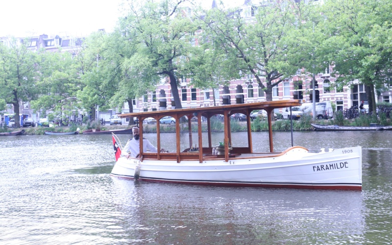 Farahilde prive salonboot huren Amsterdam