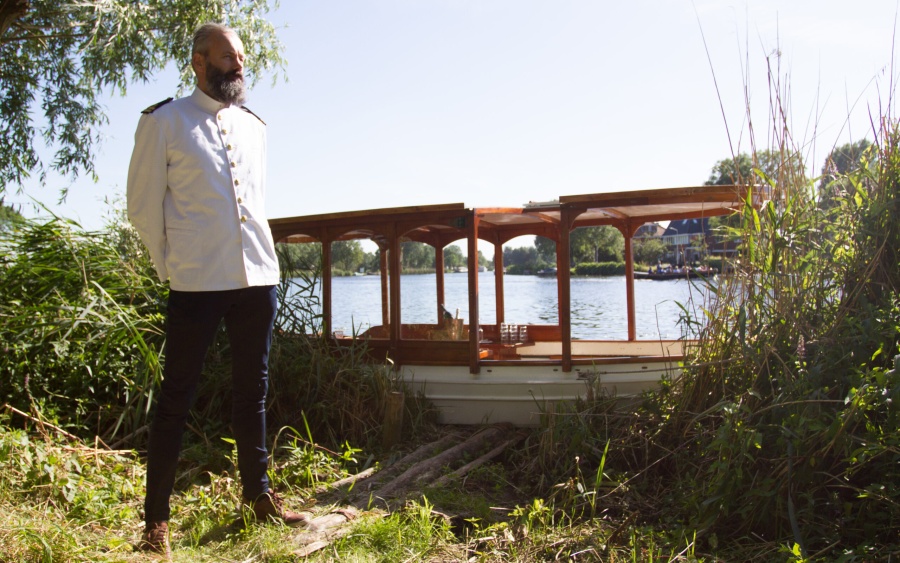 Huwelijksbootje aan wal met kapitein reinhard