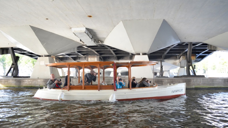 Salonboot Rondvaartboot huren op rivier de amstel