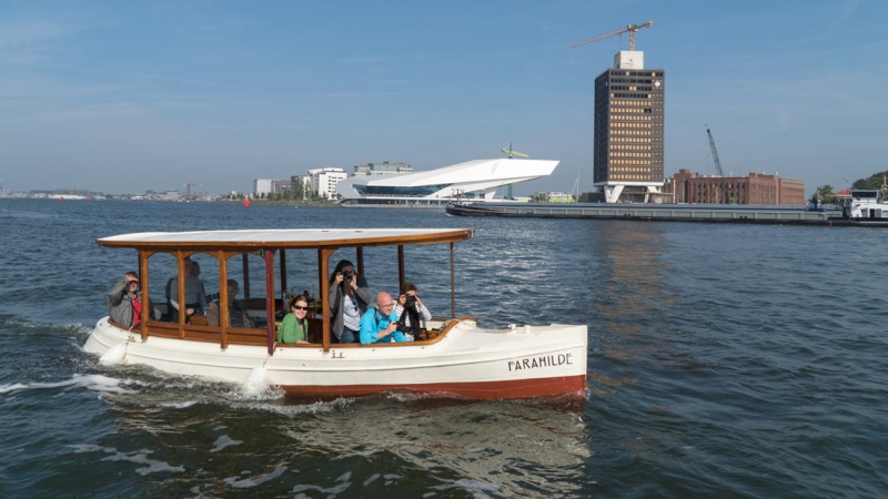 Salonboot Rondvaartboot op het ij water