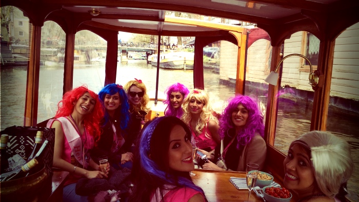 bachelorette party op boot in amsterdam