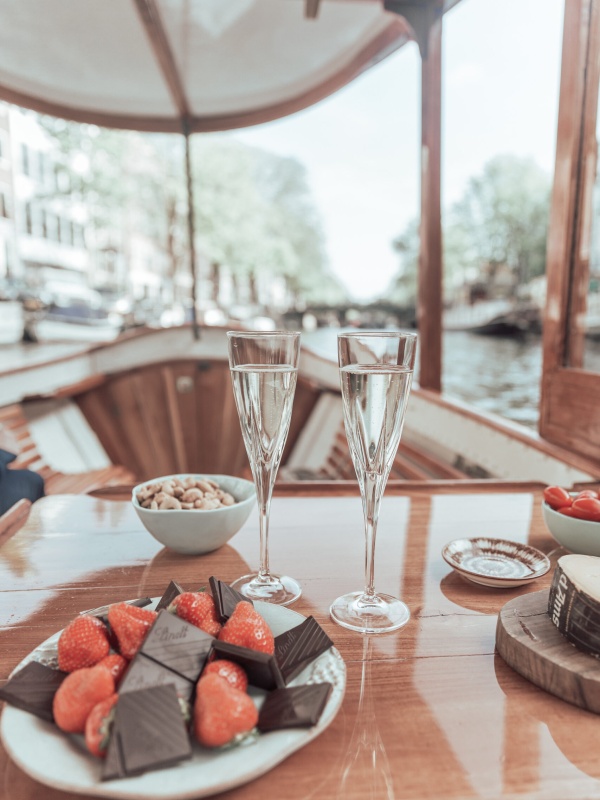 champagne aardbeien chocola drankje op salonboot amsterdam