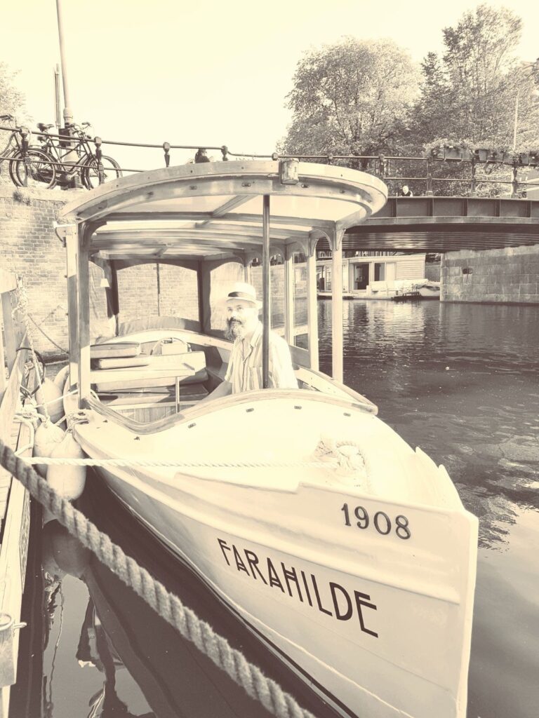 skipper Reinhard on saloonboat Farahilde 1908 HRHR